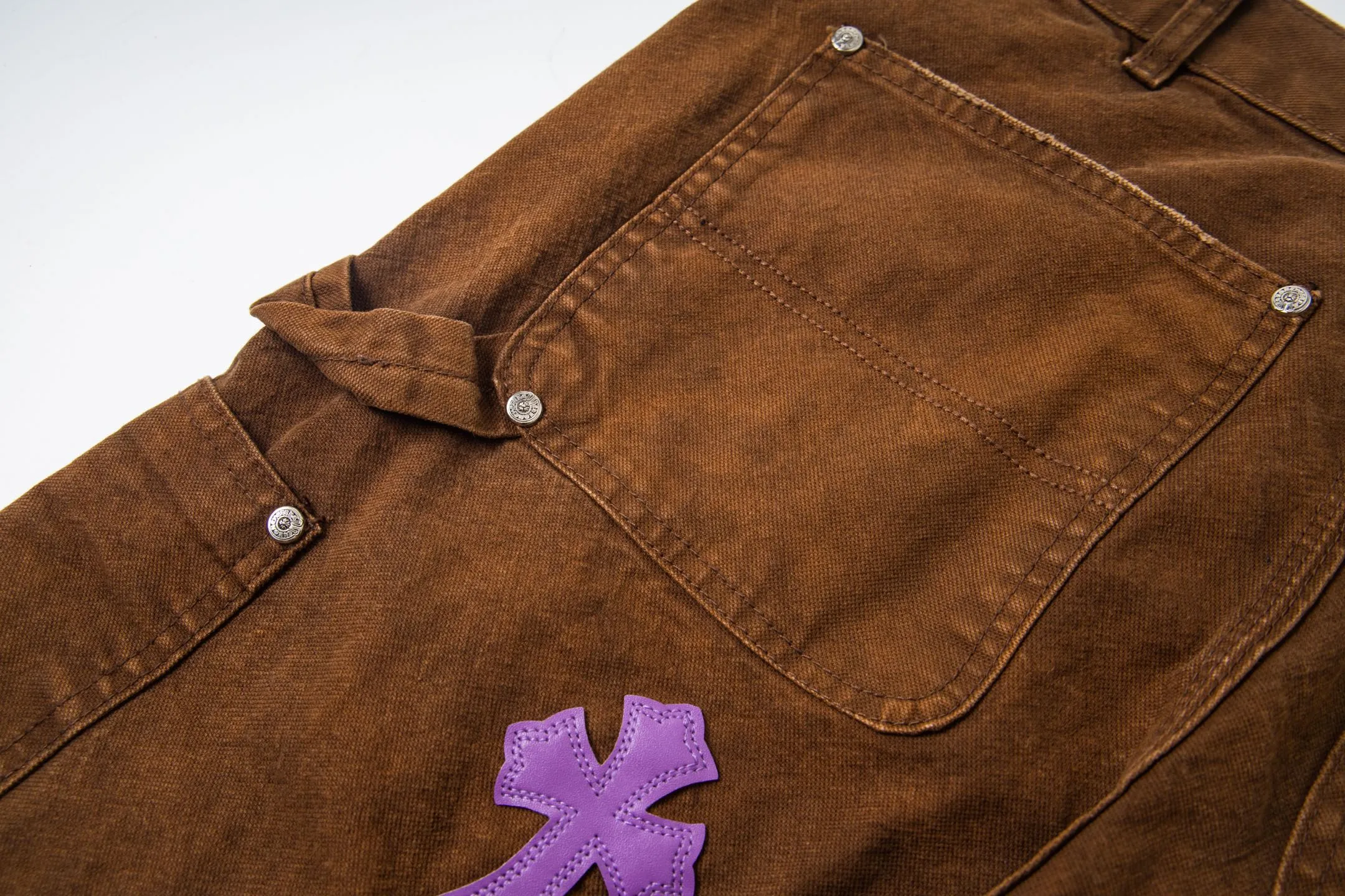 P290 Chrome Hearts Chrome Hearts brown logging purple multi-leather jeans Multi-leather standard work jeans pants CH jeans need to be washed and then disassembled and hand-stitched with sheepskin cross leather and then spliced to complete. The whole process is too complicated to explain. About Chrome Hearts This is an extremely luxurious fashion brand that can also be called the nobility of the high street. It has always been an exclusive brand for some hipsters or rich second generations. Compared with ordinary high streets, it is more luxurious and noble. Compared with luxury brands, it has a more fashionable personality. It has always been a brand that I have a special liking for. Style number: 1786# Color: Brown Size: 28 30 32 34 36
